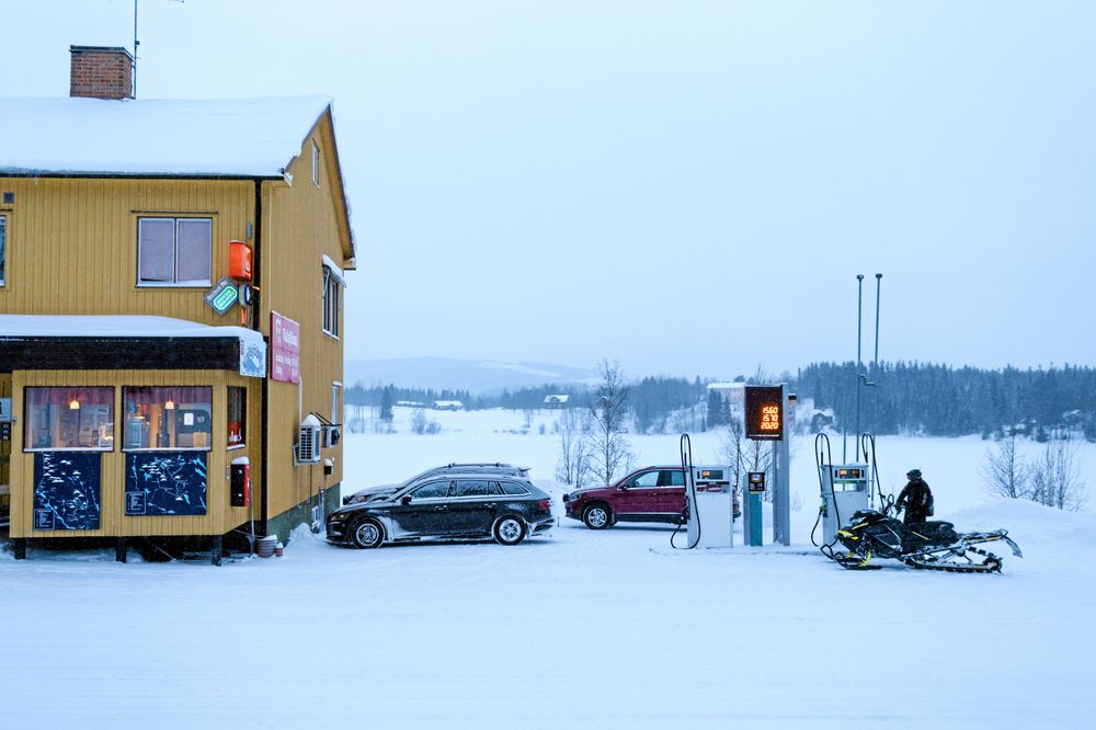 På vintern får bilarna konkurrens av skotrar vid bensinpumpen. Skoteråkningen är stort här.