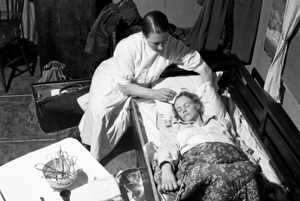 Fotografen Lennart Nilsson följde barnmorskan Siri Sundström som skidade över fjället för att hjälpa skogshuggarhustrun Jenny Öhlund vid förlossningen i väglöst land. Foto Lennart Nilsson