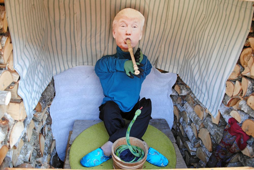 Donald Trump är cirkusens ormtjusare. ”Drar du i handtaget kommer flöjten att vissla”, säger Egon Svärd.