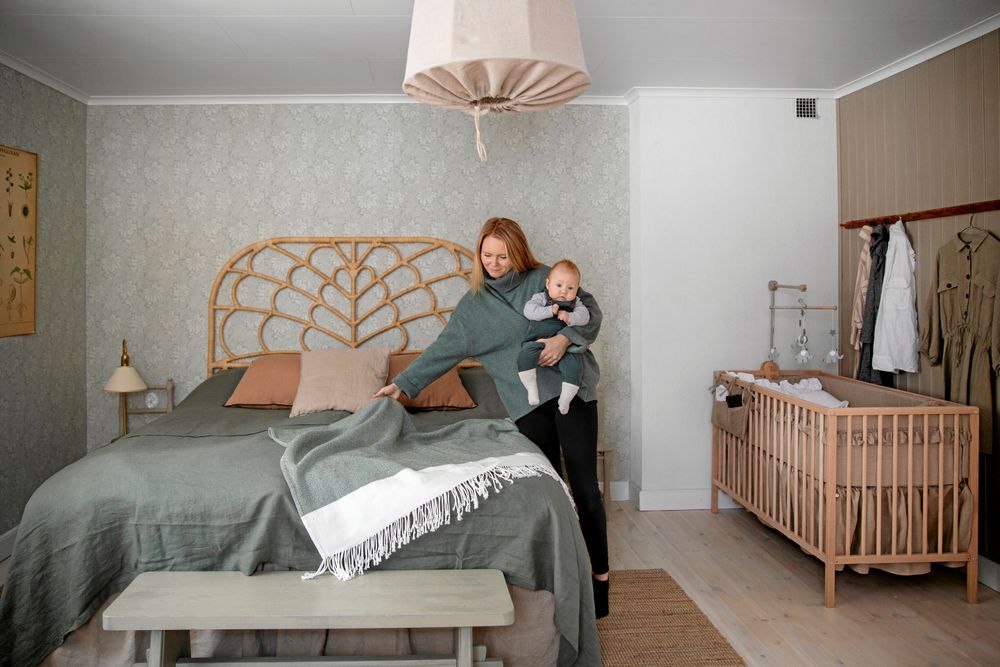 Sovrummet med milda färger och naturmaterial, som sänggaveln i rotting.