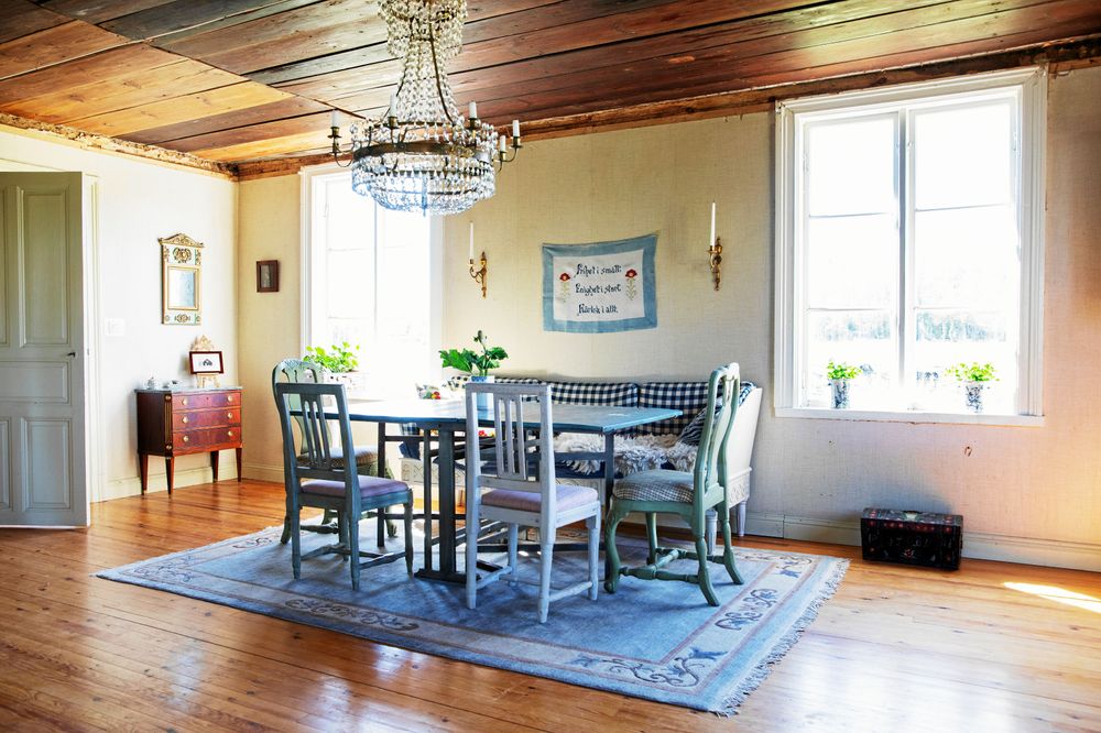 I den stora salen fanns rejäla trägolv och fin takpanel under masonit och plastgolv.