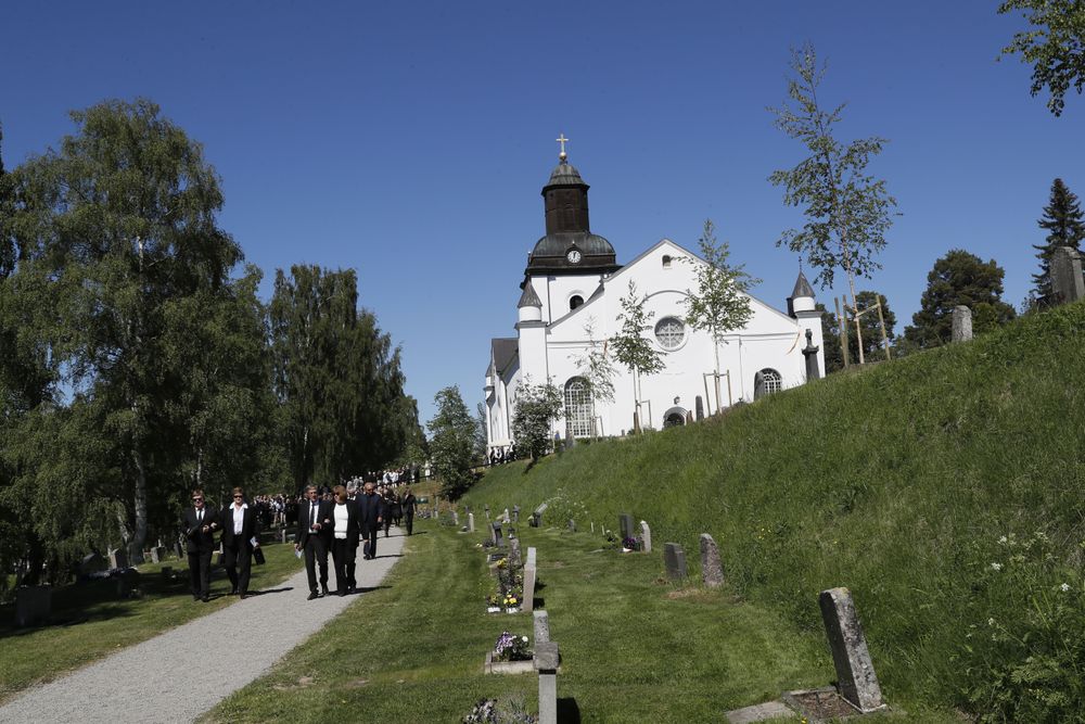 Järvsö kyrka rymmer 1 000 personer, och det var mer än fullsatt när Lill-Babs lades till sista vilan.