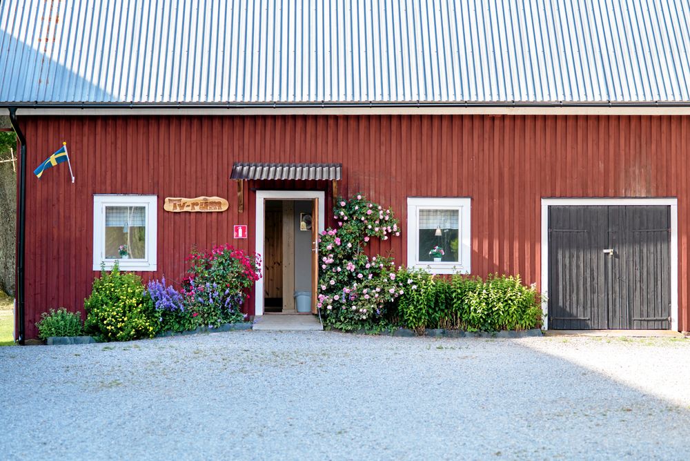 Den gamla ladan byggdes om till tv- och sällskapsrum åt gästerna.