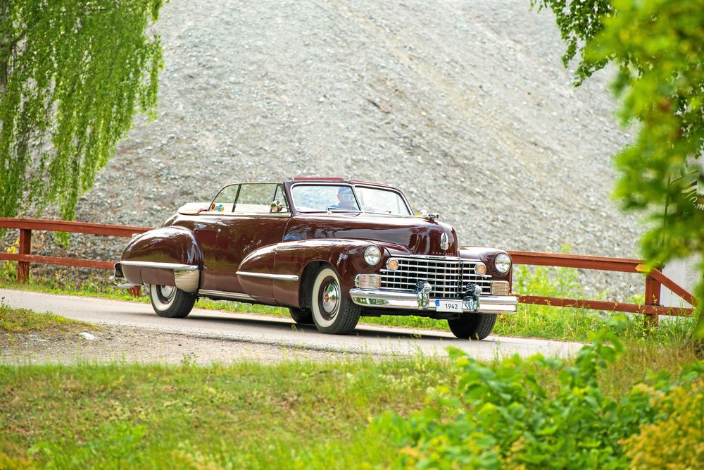 Christer väcker uppseende med sin glänsande Cadillac på vägarna.