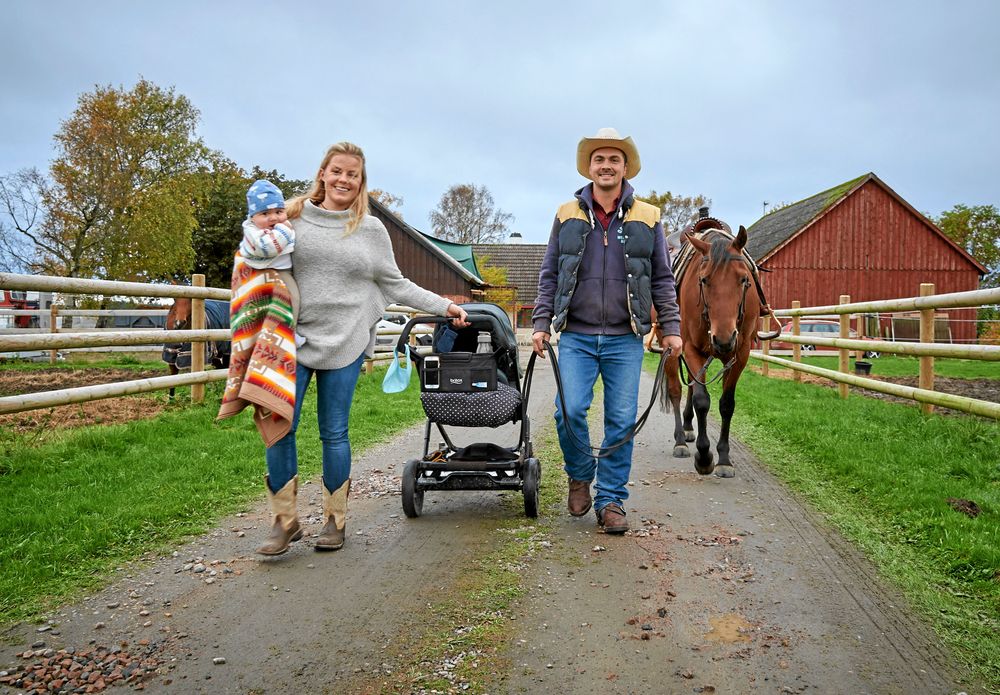 Moreno och Emelie lever sitt drömliv på sin gård, med sonen John, sina hästar, hund och katter.