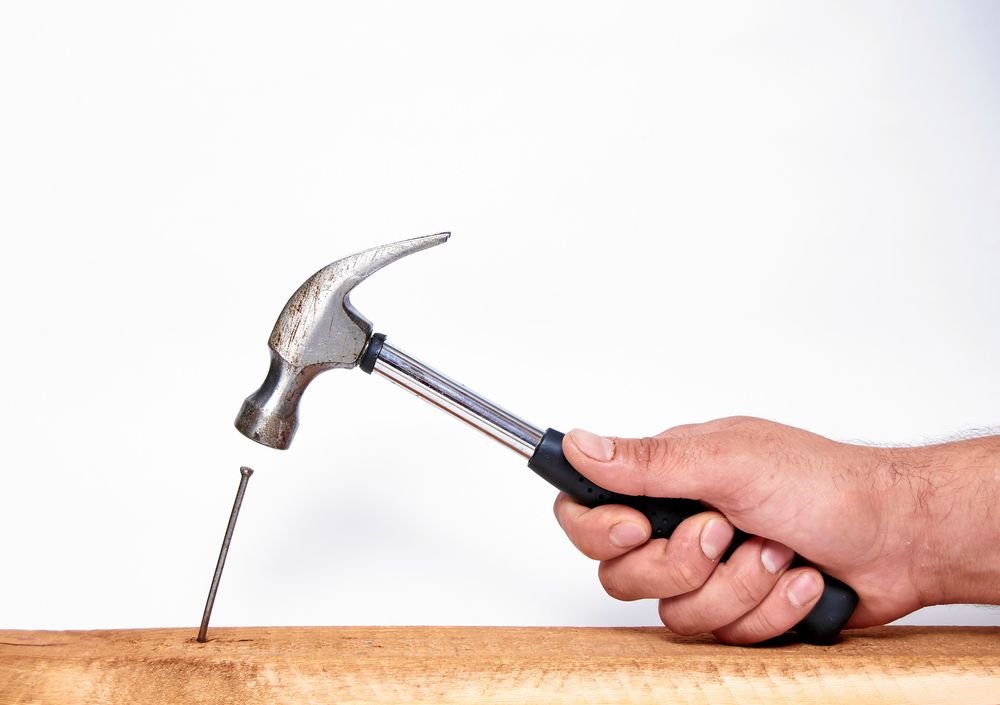 Lite bivax på spikarna gör spikningen lättare.