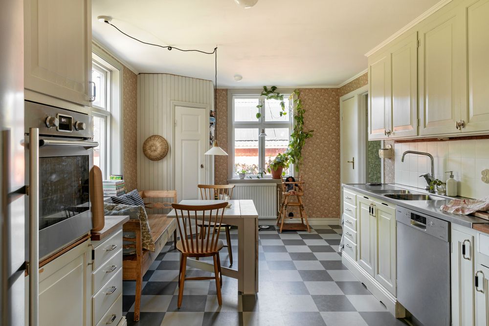 En vattenskada gjorde att köksgolvet måste bytas. Det nya blev ett klickgolv i linoleum. Samtidigt byggdes ett hörnskafferi och köksinredningen från 1985 fick ny färg.