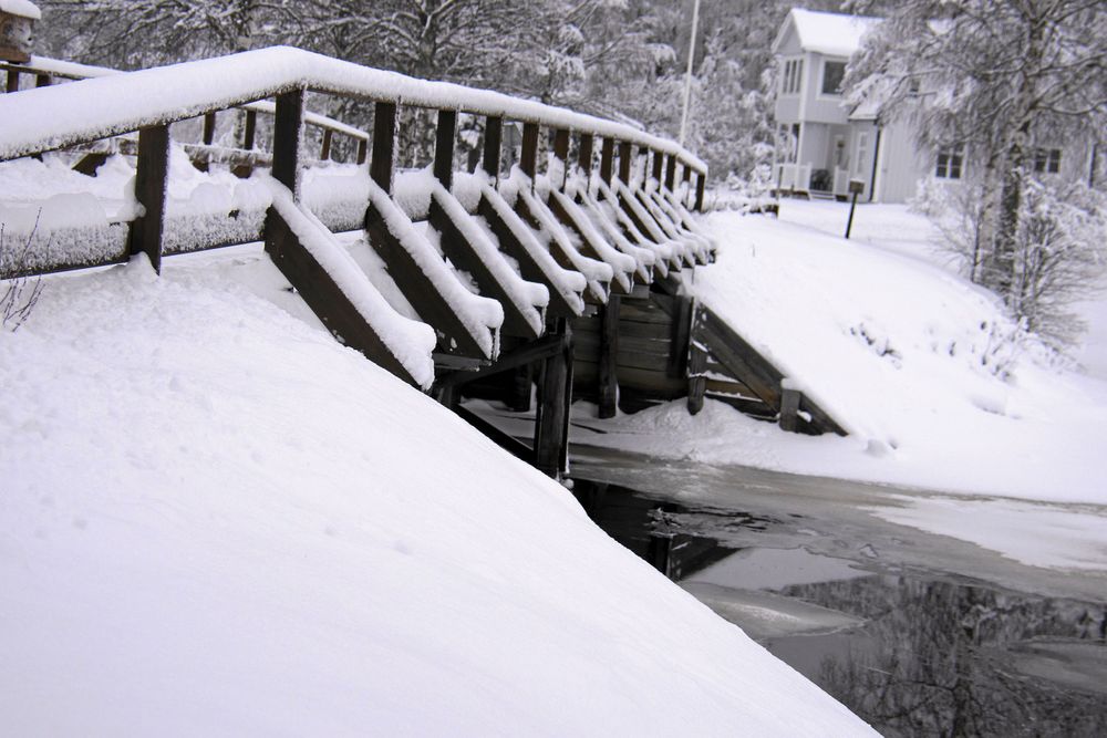 Bron som går mellan Nedre och Övre Badasjön. Den vilar på grus- och jord och riskerar att undermineras om vattennivån sjunker.