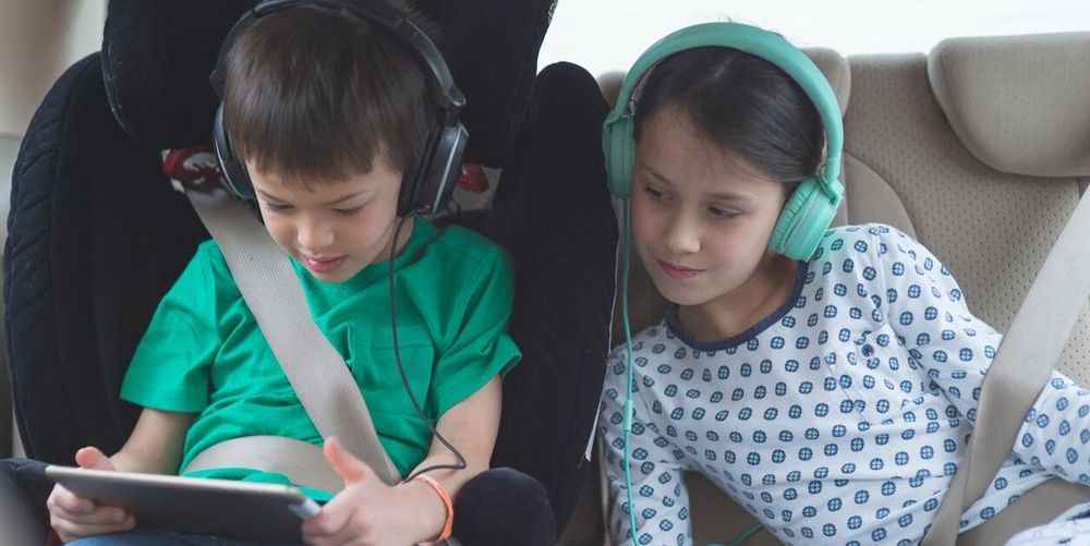 Säkra upp med surfplatta eller dator, gärna en per barn så minskar konfliktytorna.