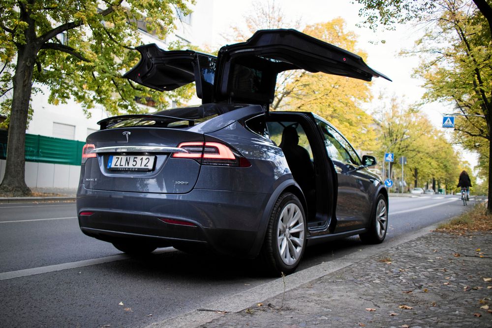 Falkvingedörrarna i Teslas Model X 100D är snygga, men ganska onödiga enligt Lands Ia Wadendal som testkört bilen.