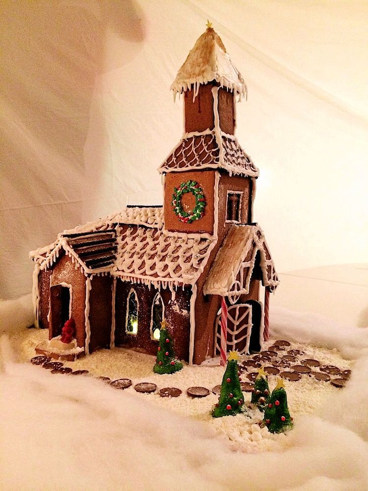 Helena Berg i Lerum har tillsammans med sin syster Sara och bonusmamma Annika bakat en tjusig pepparkakskyrka med kransar och andra vackra detaljer.