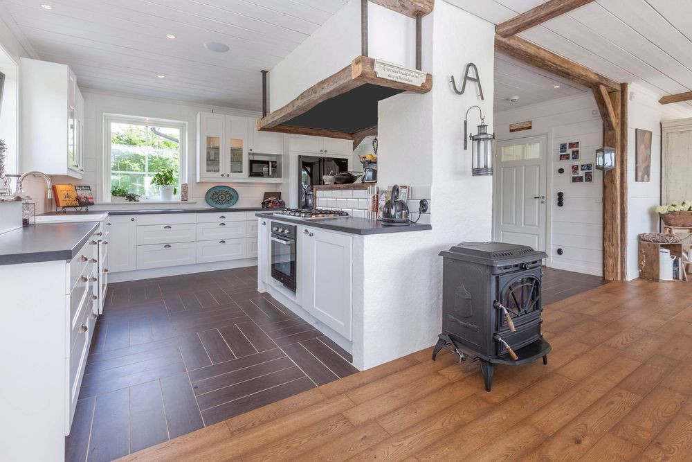 Ombonat rymligt kök i lantlig stil.