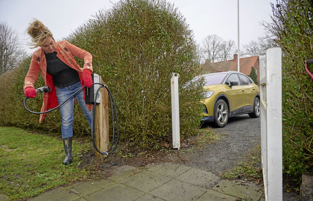 SOL-EL. "Det känns skönt att kunna ”tanka” gratis när solen skiner", säger Anne Lundberg och laddar sin guldglänsande elbil.
