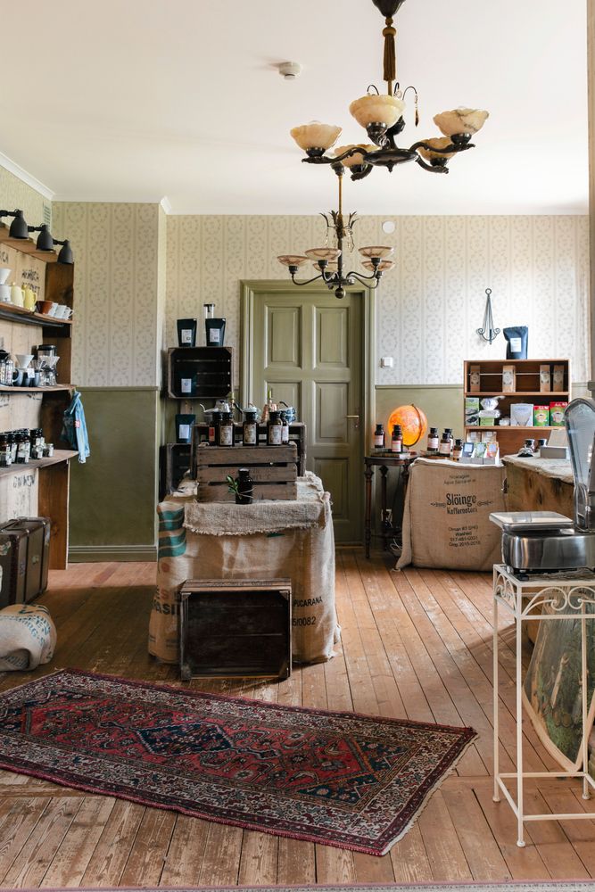 Enorma ytor i det gamla hotellet på 470 kvadratmeter, jämfört den sommarstuga på 70 kvadrat de bodde i tidigare.