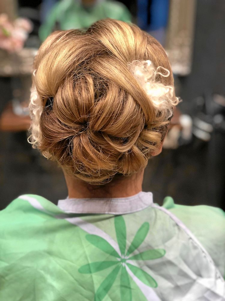 Håruppsättning med lena vita lockar av mohair från angoraget.