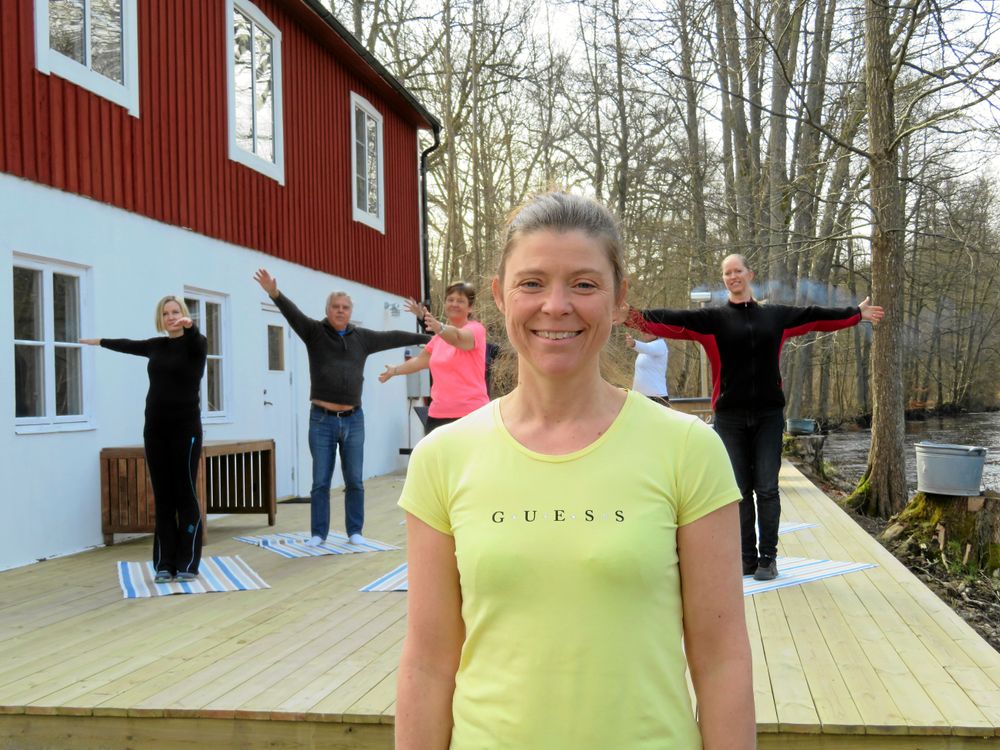 Martina vid sitt rejält tilltagna trädäck, 70 kvadratmeter, där hon kan hålla yogapass.