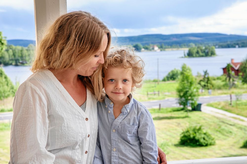 Lena och Emrik på verandan där utsikten över Bysjön, ängar, skogar och berg hisnande.