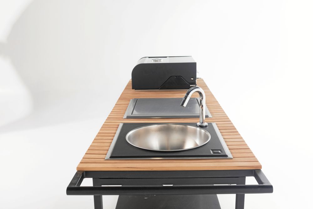 Utekök i delar från Sensum gör det lätt att plocka ihop en egen mix. Bänken har här försetts med inbyggd diskho, extra brännare och grill med lock.