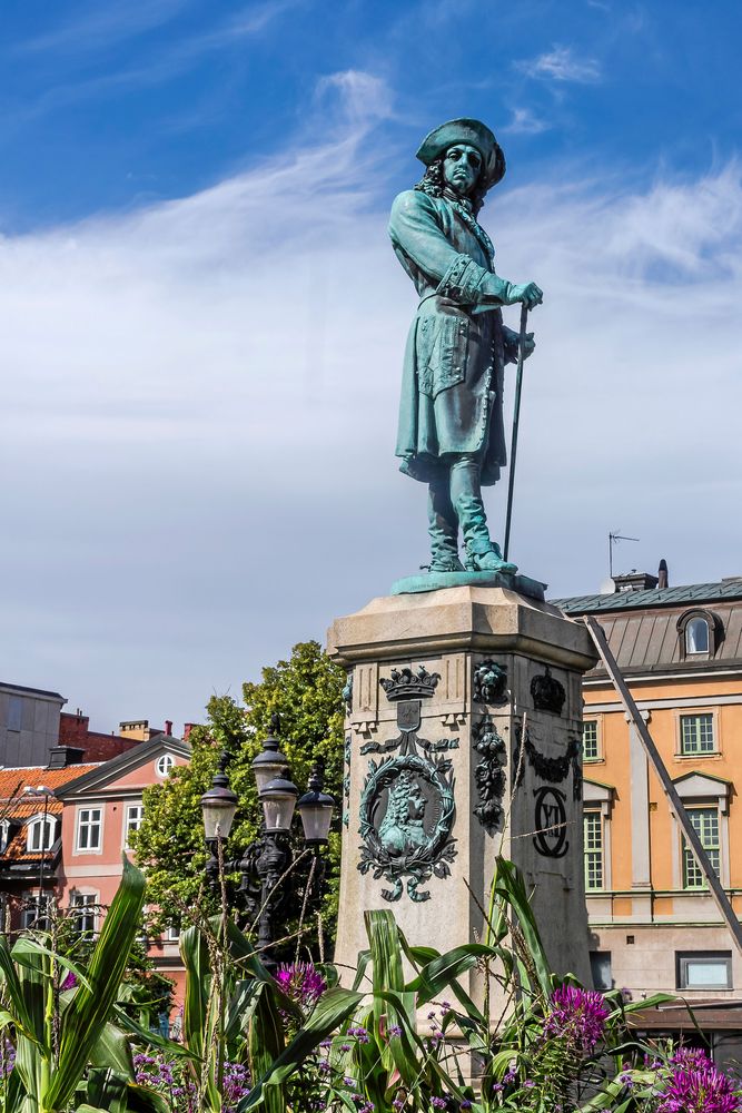 Karlskrona grundades av kung Karl XI vars staty står mitt på Stortorget på ön Trossö.