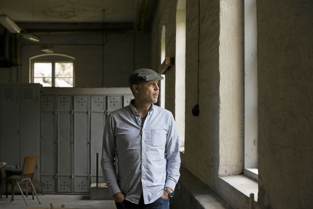 LarsEvert Wikholm tittar ut och betraktar kommersen som pågår utanför fönstret på bruksområdet.