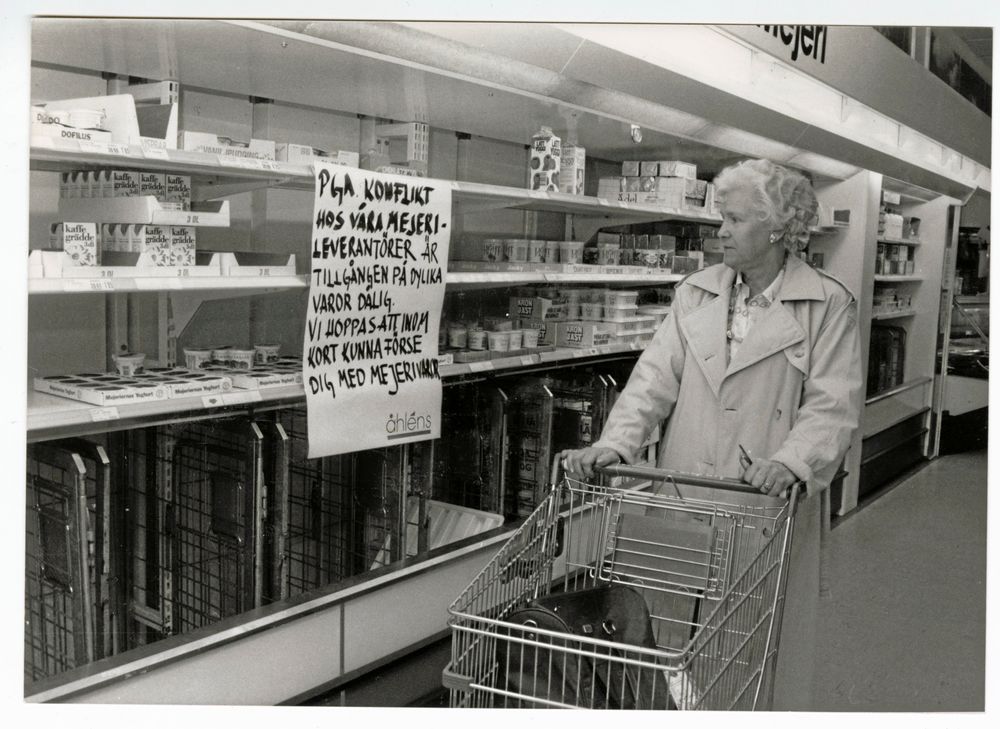 På bland annat Åhléns i Helsingborg ledde protesten till att mejerihyllorna tömdes.