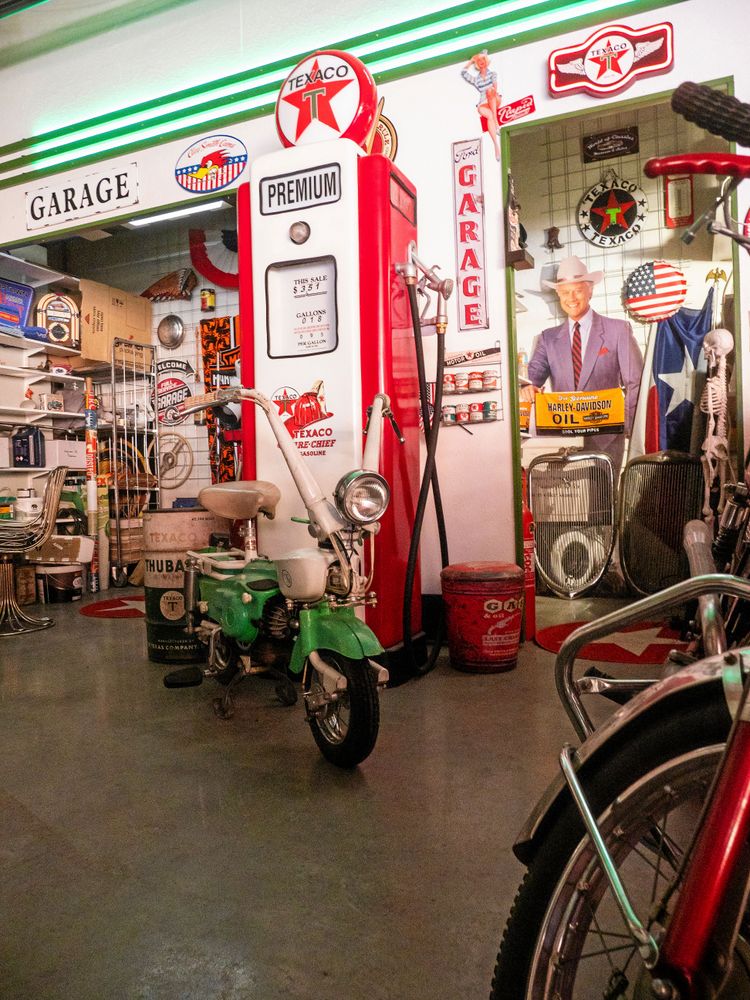 Motorcykeln är en ihopfällbar italiensk modell, Garnielli Graziella, från 60-talet. Eftersom man kunde fälla ihop och ställa den på högkant, var den perfekt att ta med på bussen, tåget eller båten.”