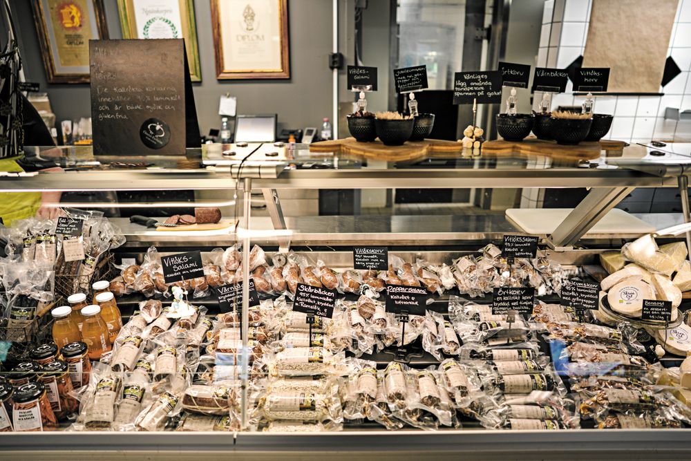 I gårdsbutiken säljs lokala delikatesser.