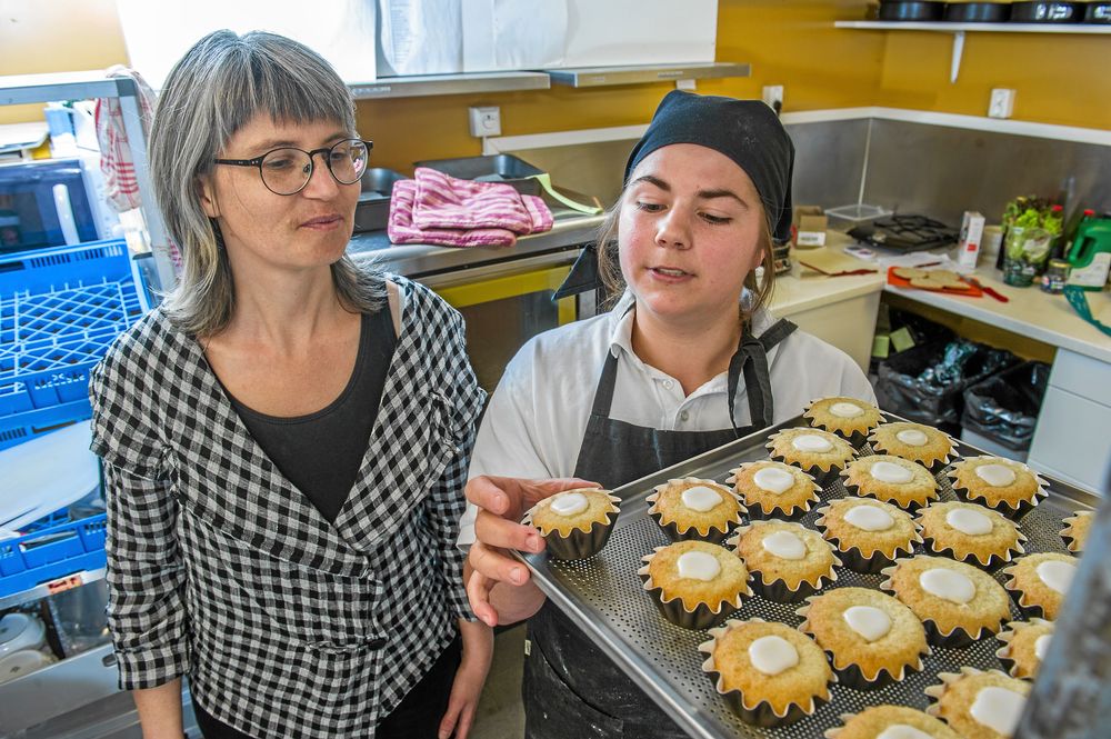 Asta kollar nygräddade muffins med Emma Ronneklev, konditor.