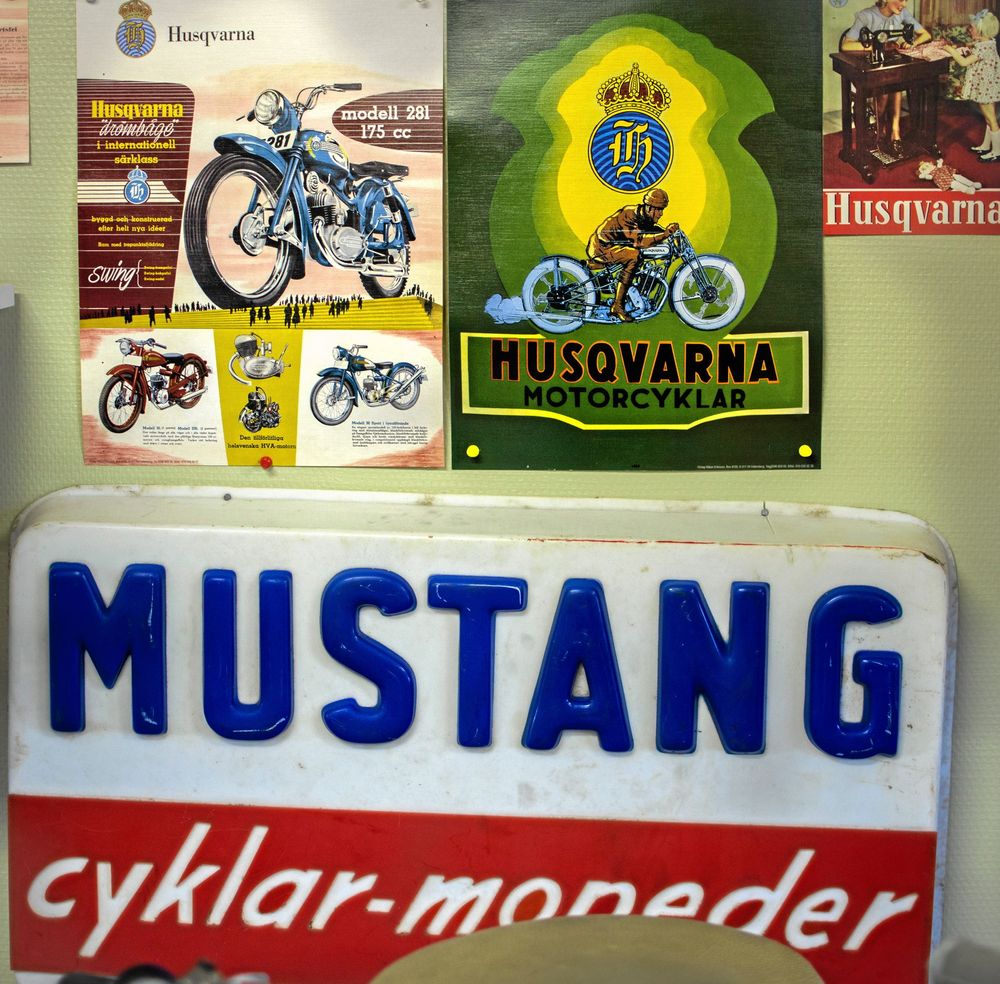Gammeldags reklamskylt för moped- och cykeltillverkaren Mustang.