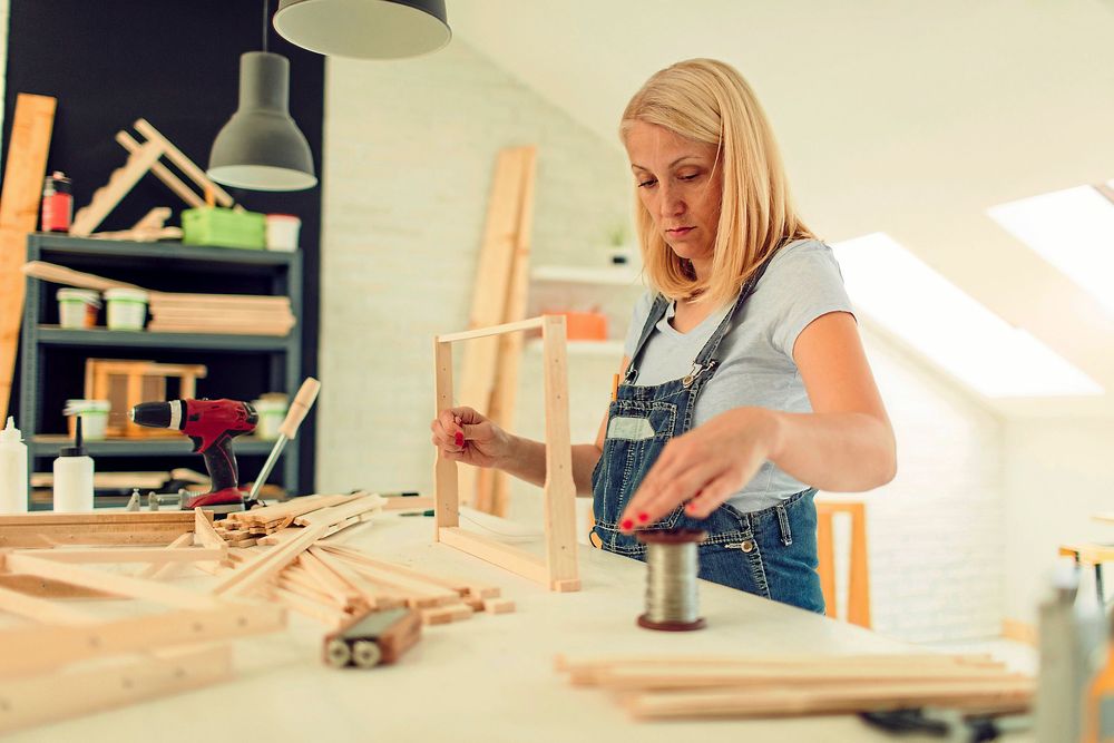 Att förse ramar med ståltrådar och nytt vax är ett vinterjobb.