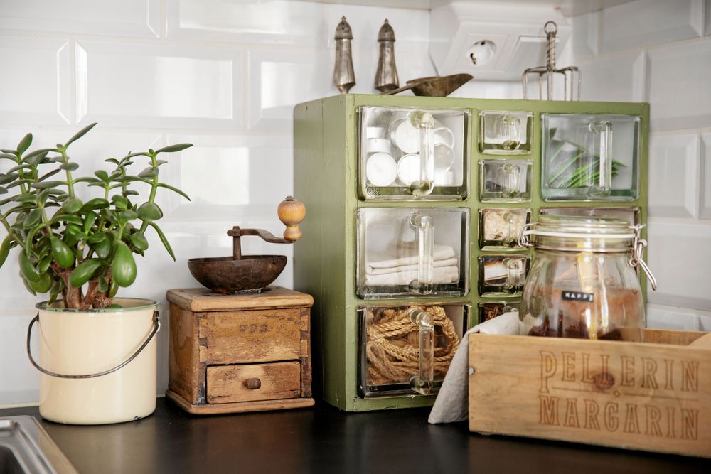 Den grönmålade specerihylla i köket är ett fynd från ett uthus.