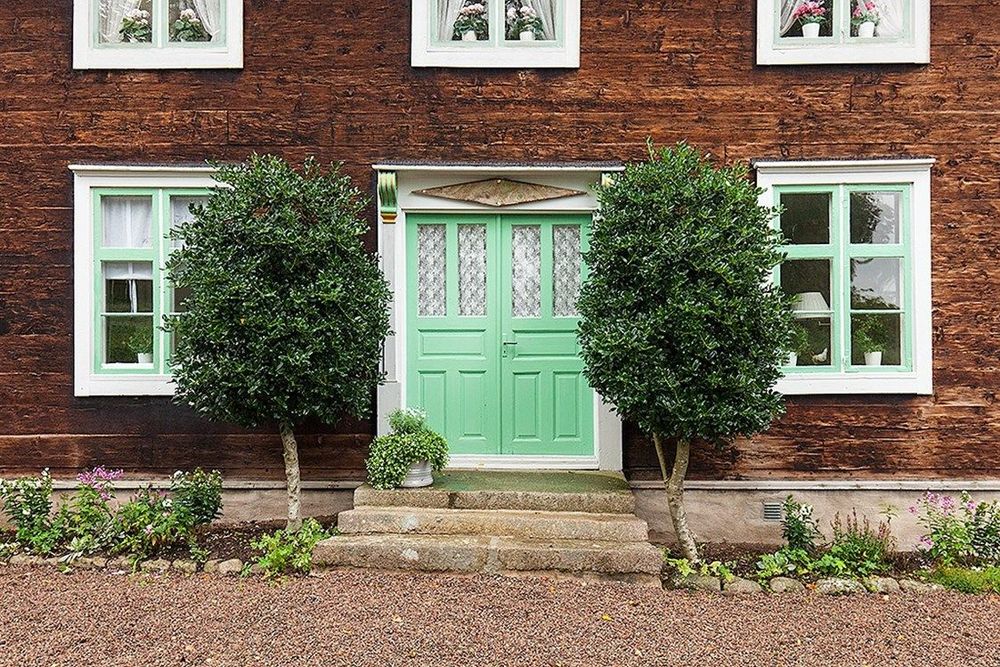 Grusgång som leder till entrén.