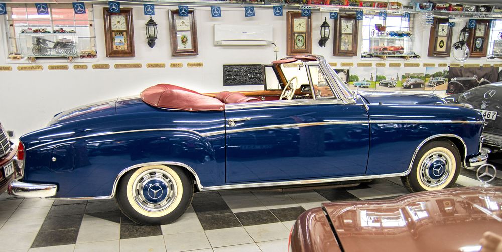 En av de lyxigare modllerna, en Mercedes 220 SE cabriolet, årsmodell 1959.