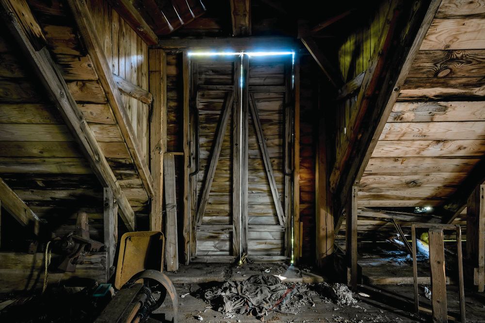 Kvarnfastigheten har stått obebodd i många år och saknar både el och avlopp.