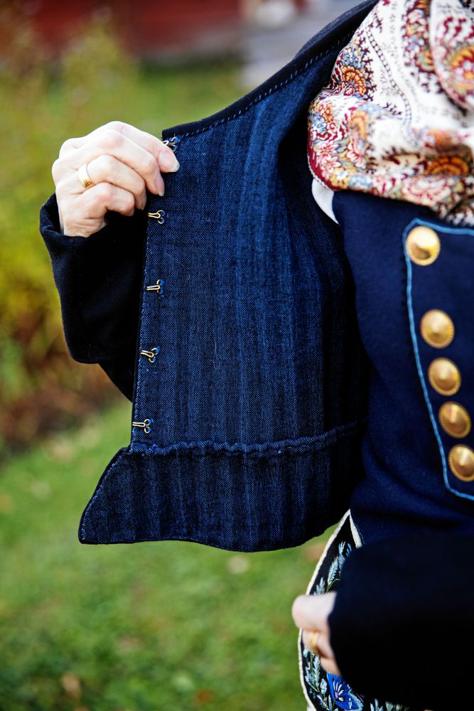 Insidan av en "tröja", överdelen till Monas dräkt har hon vävt efter gammal förlaga.