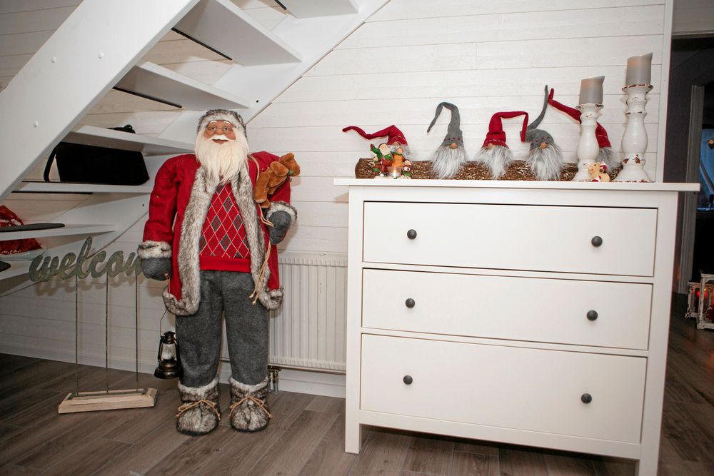 Ännu fler småtomtar och en stor. Victor själv är förstås tomte på julafton.