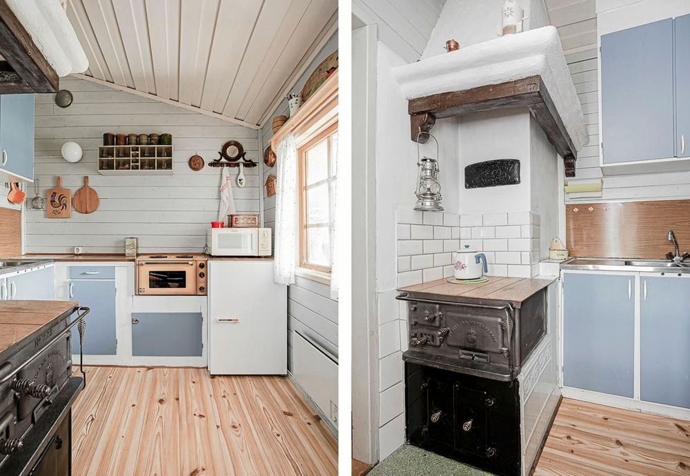 I ett av de två köken står en gammal fin vedspis.