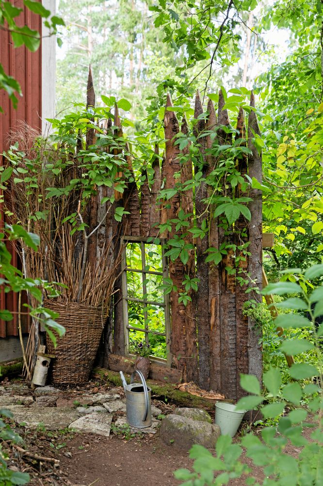 Utbakar kallas den yttersta delen av stockarna, som blir över på ett sågverk när det sågas brädor. Av dem snickrar Thomas lika vackra som effektiva staket.