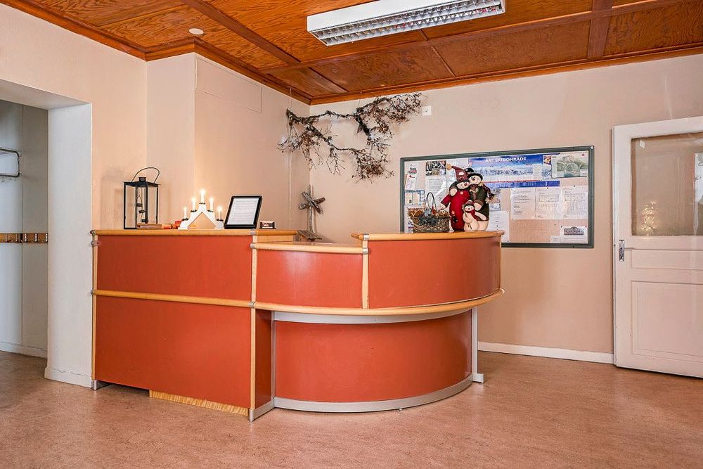 Interiören påminner om den SVT:s komediserie ”Andra åket”.