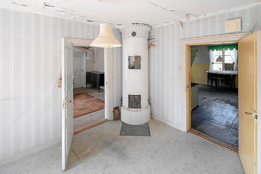 Kakelugn från husets tidigare dagar.