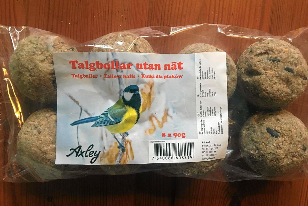 TESTBOLLAR. Hållarna i testet fylldes med dessa talgbollar utan nät från Jula (8-pack för 29,90 kr).