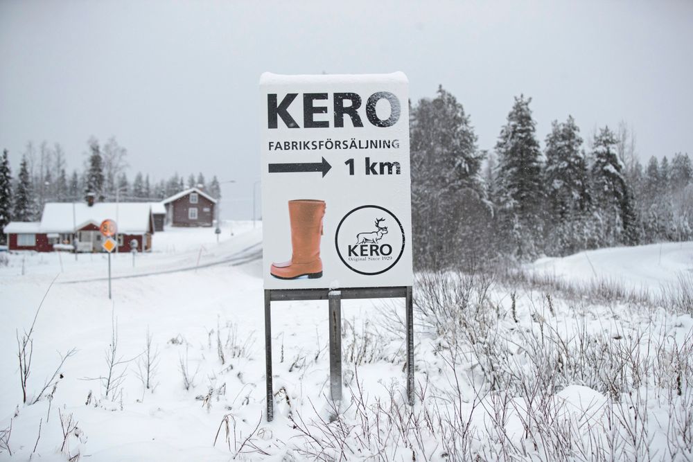 Skylten med näbbskon syns när man kör in i Sattajärvi. De två familjeföretagen Kero leather AB och Kero Försäljning AB får byn att växa.