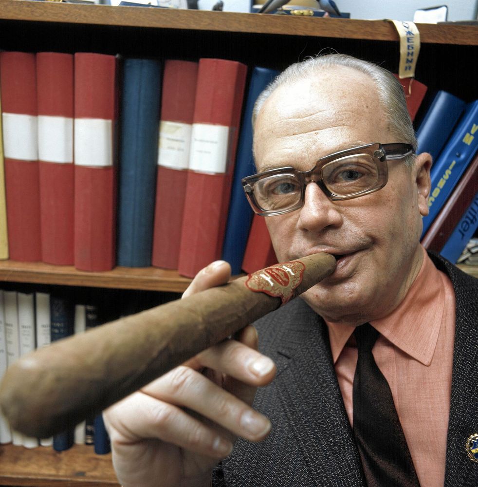 Cigarrälskaren Putte Kock fick hela Sverige att tippa 1, krysch eller 2 på kupongen. (1971)