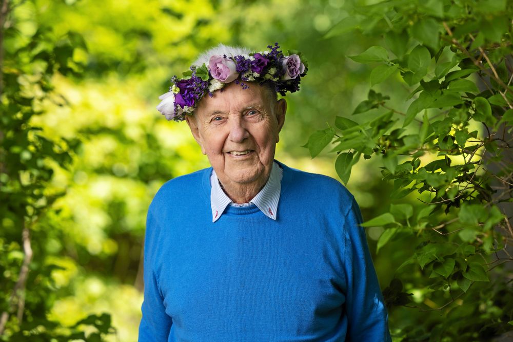 Skådespelaren Bert-Åke Varg, 90 år, är näst sist, den 20 augusti.