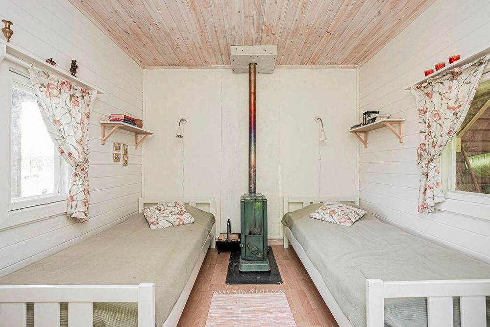 En vedeldad ugn mitt ett av de två sovrummen ger mysfaktor.