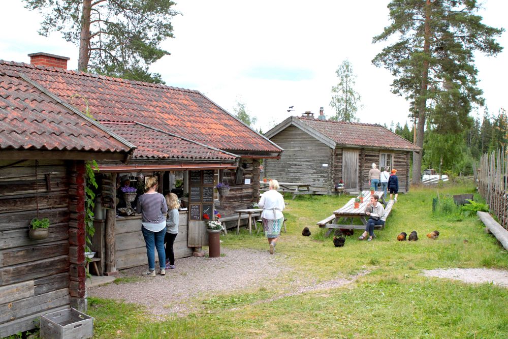 Kafeet med hembakt och eget smör på smörgåsarna är välbesökt.