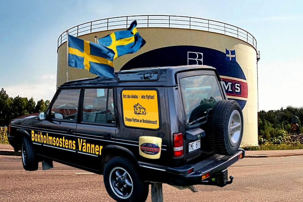 Boxholmsupprorets bil prydd med dekaler kör i veckan till Danmark och Arlas huvudkontor för att framföra sina krav.