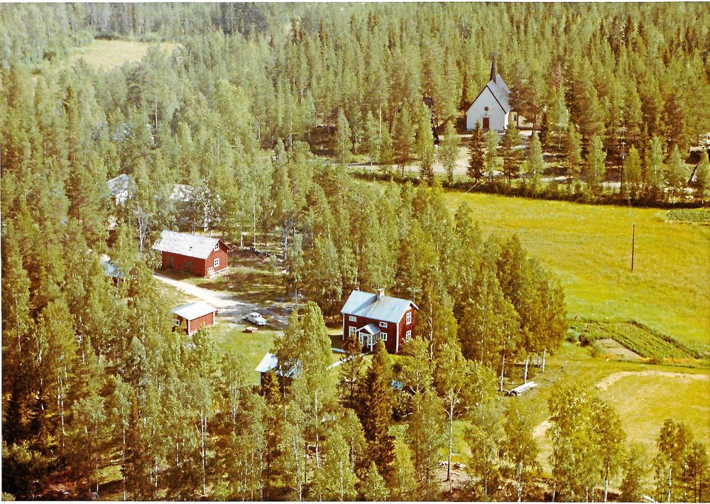 En sommarbild över byn Forsnäs där Maria Sundéns släktgård ligger närmast i bild.