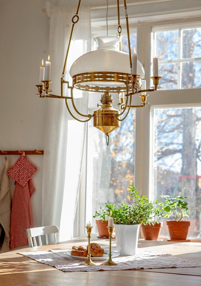 Anrik fotogenlampa som kommer från gårdens tidiga historia då Lars farfarsfar drev gästgiveri här.