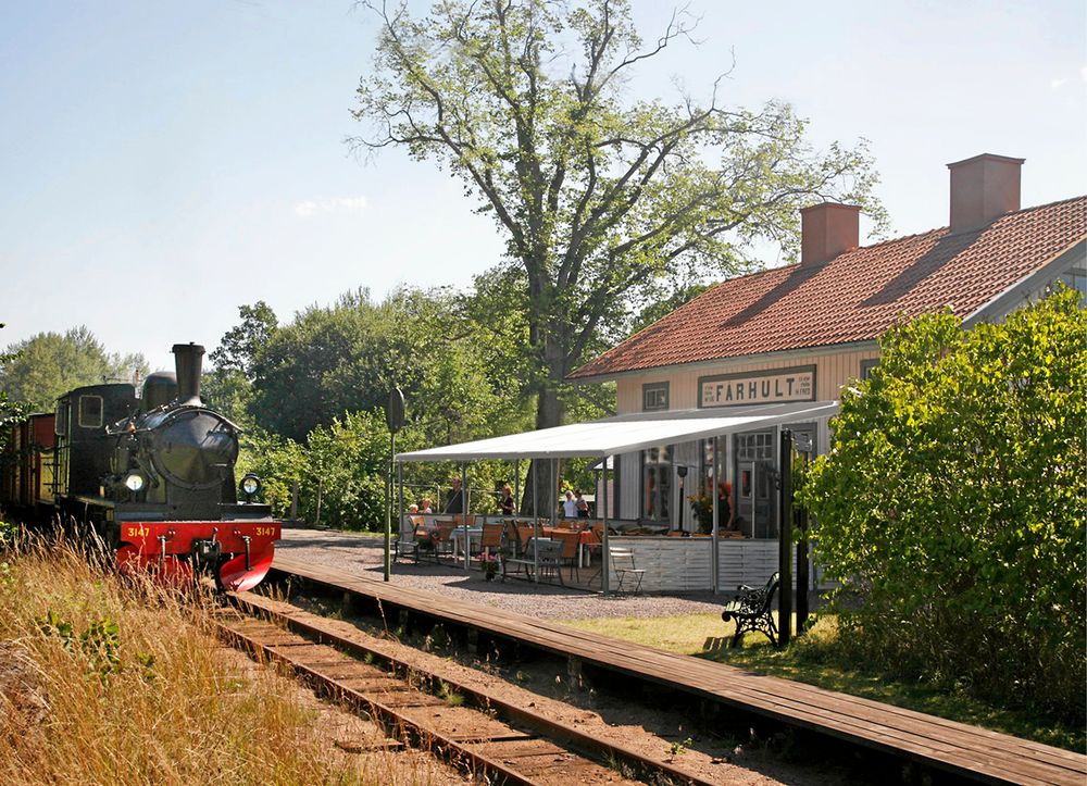 Den gröna tuppen ligger precis vid rälsen i Fårhults stationshus.